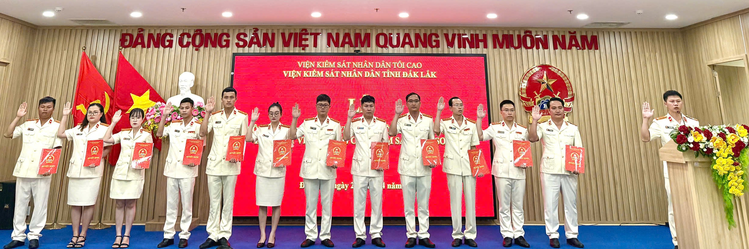 VKSND tỉnh Đắk Lắk trao 13 quyết định bổ nhiệm Kiểm sát viên